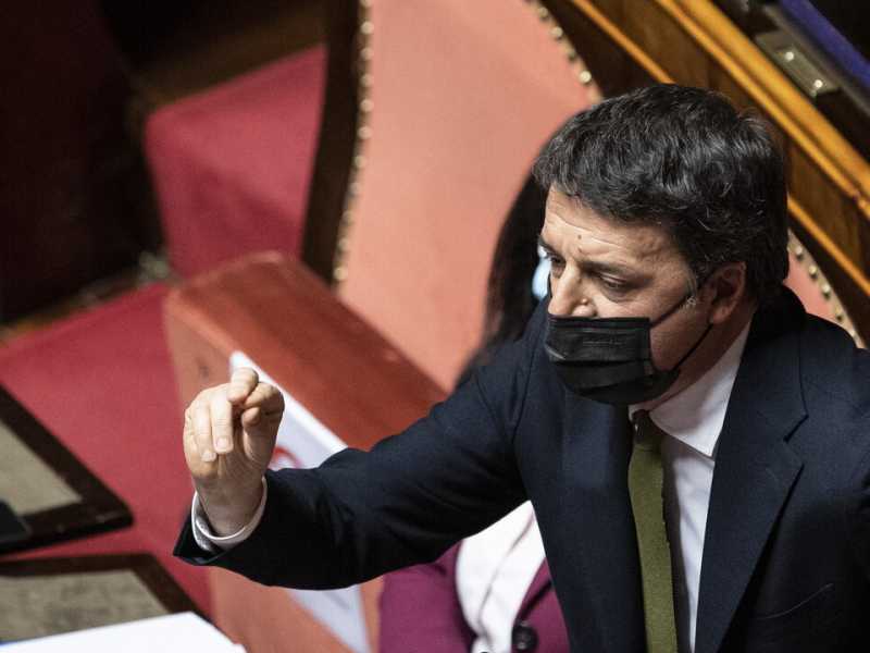 Così Renzi ammicca al Cav. e confida nel Pd: "Conte non è insostituibile"