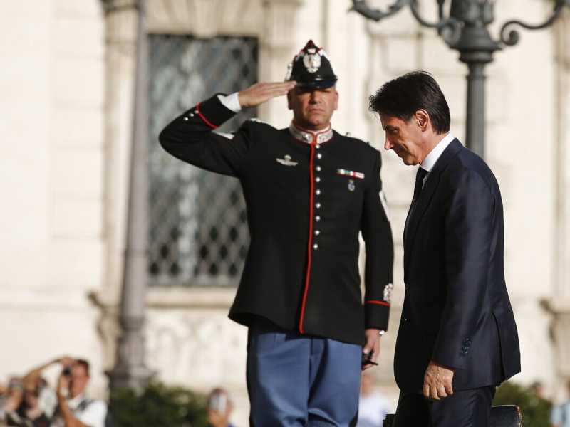Conte si dimette. Domani le consultazioni. Il premier: "Ora un governo che offra una prospettiva di salvezza nazionale"