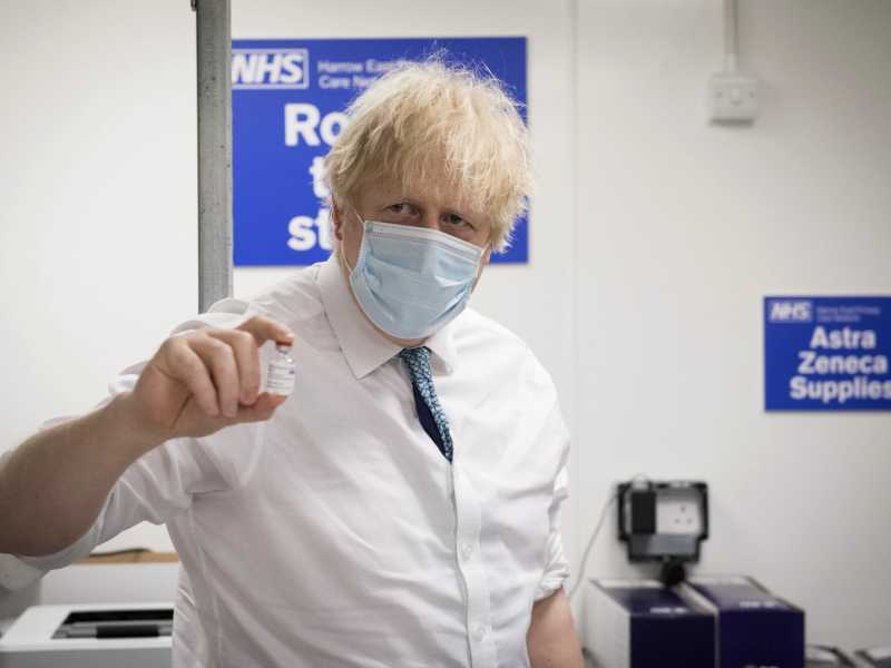 Boris Johnson in visita al The Hive London centro vaccinazioni Covid (LaPresse) <br />
