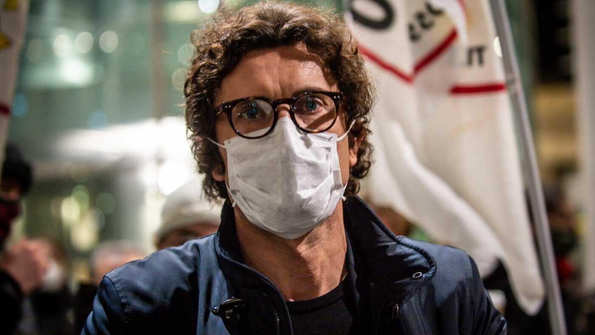 Immagine di Toninelli spiega la linea di Conte: "Meglio le elezioni che un nuovo governo con Renzi"