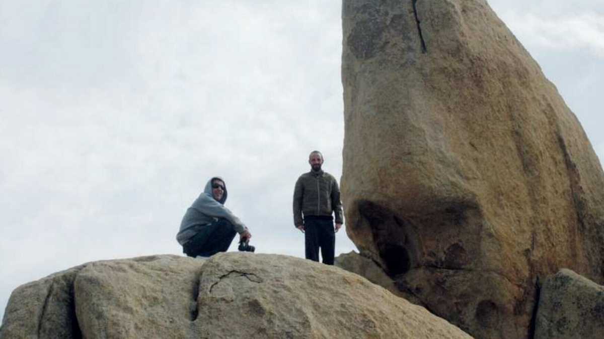 Immagine di Piero e Pierre, due artisti su un balcone nel giorno più freddo di Los Angeles