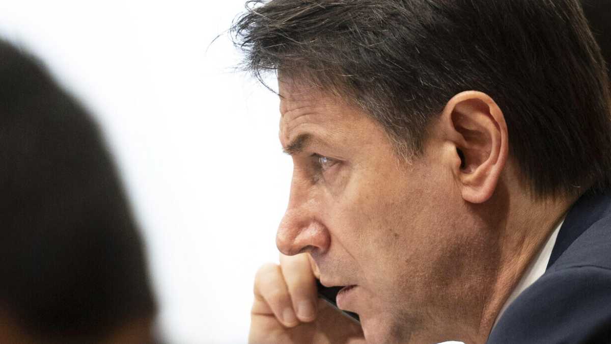 Immagine di "Voto? A noi del M5s va bene anche il diavolo". Inizia il sabba sopra Palazzo Chigi