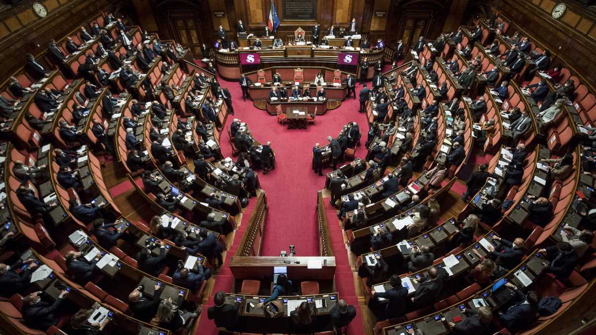 Immagine di "Il decimo non si trova". Così il Pd presta a Conte una senatrice per il nuovo gruppo