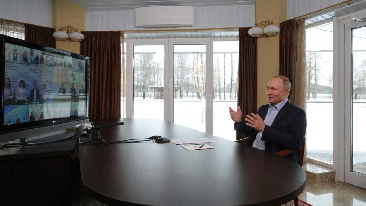 Immagine di Putin torna a Davos