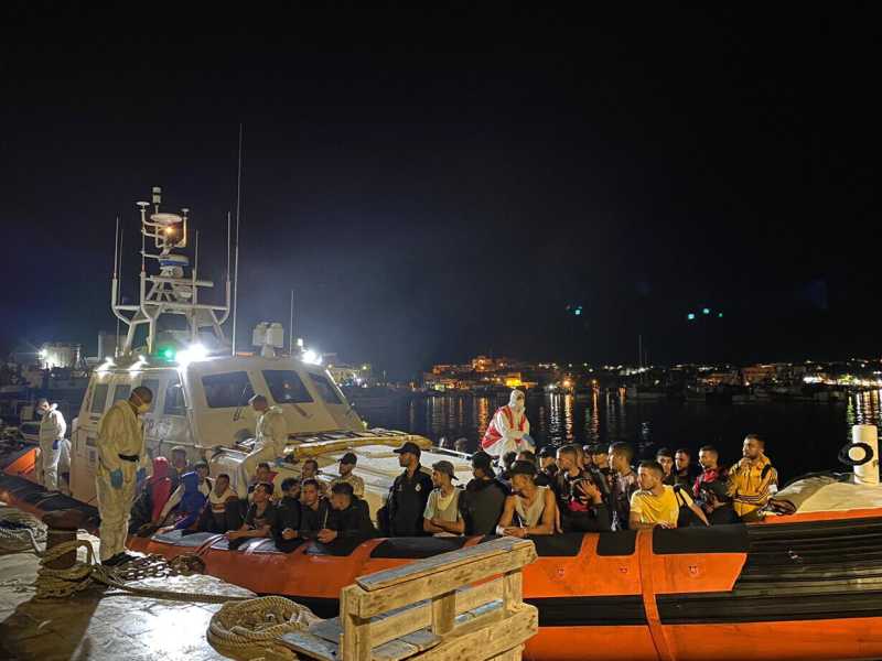 &nbsp;Lo sbarco di un gruppo di migranti a Lampedusa. Da anni l'Europa&nbsp; cerca una soluzione per la ricollocazione dei richiedenti asilo. Finora senza successo (foto Ansa)