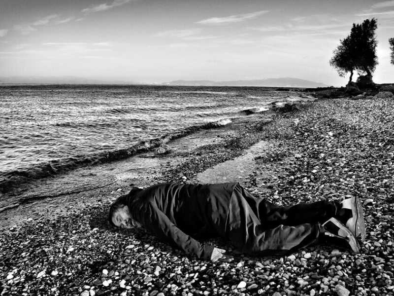 Ai Weiwei in posa sull’isola greca di Lesbo. Foto: Rohit Chawla per India Today <br />