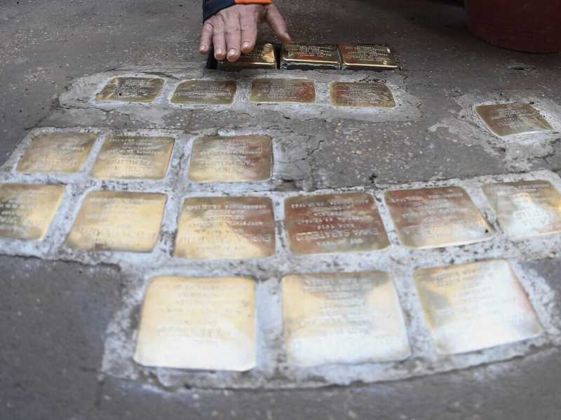 La posa delle 21 pietre d'inciampo dedicate alle vittime del nazismo, in Via Portico d'Ottavia 9 a Roma, 19 gennaio 2021 (foto Maurizio Brambatti/Ansa)