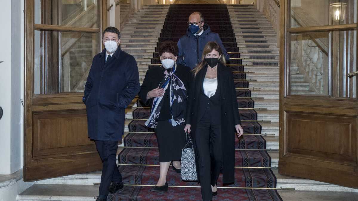 Immagine di Italia viva non è disponibile a un incarico immediato a Conte. Cos'ha detto Renzi a Mattarella