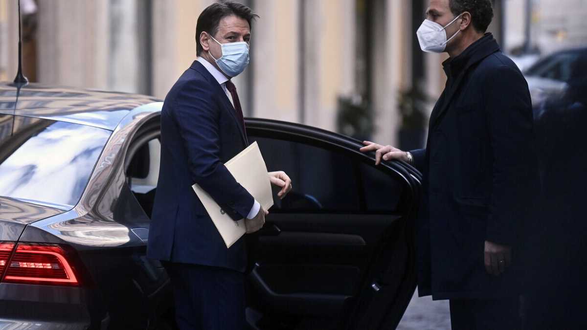 Immagine di I tormenti di Conte costretto ad aprire a Renzi. Sperando in Mattarella