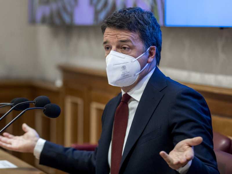 Renzi confida nell'asse trasversale per fermare la corsa alle urne di Conte: "Ci sono margini per sostituirlo"