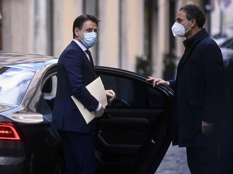 I tormenti di Conte costretto ad aprire a Renzi. Sperando in Mattarella