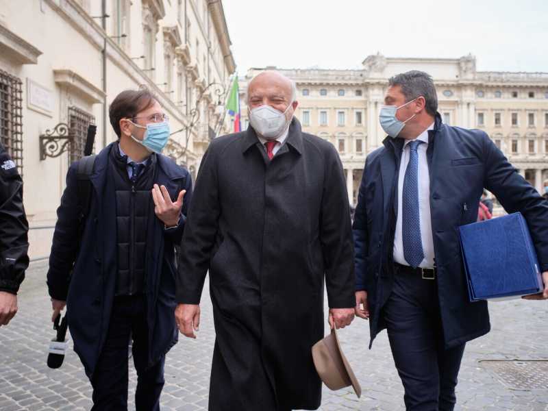 Il giudice Sarpietro entra a Palazzo Chigi per interrogare Giuseppe Conte (foto LaPresse)