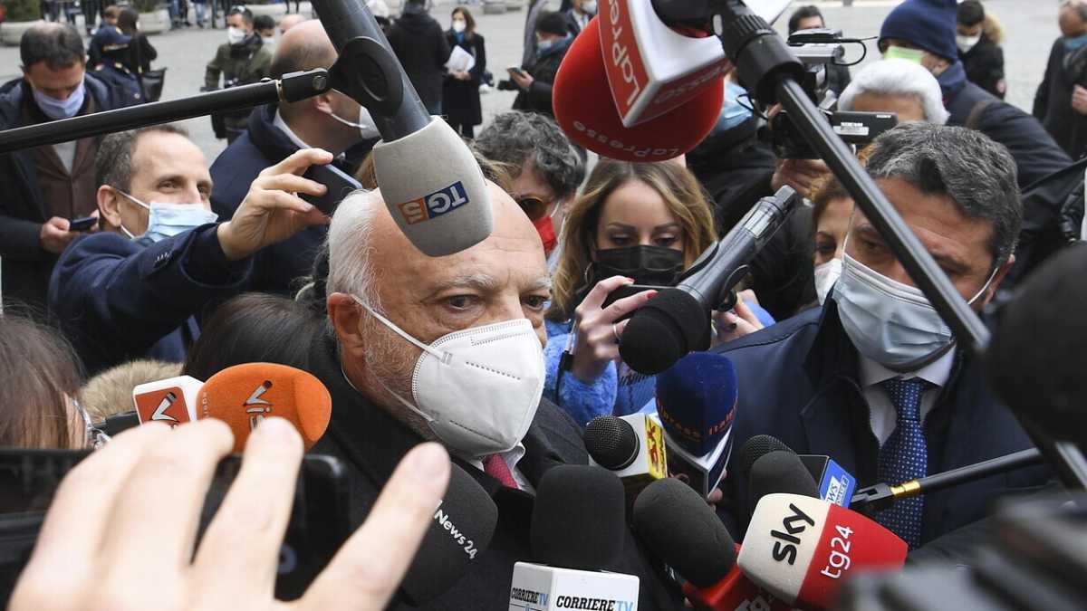 Immagine di Il Gup del caso Gregoretti si ferma a commentare con i giornalisti l'udienza di Conte. Il Pd: "Inaccettabile"