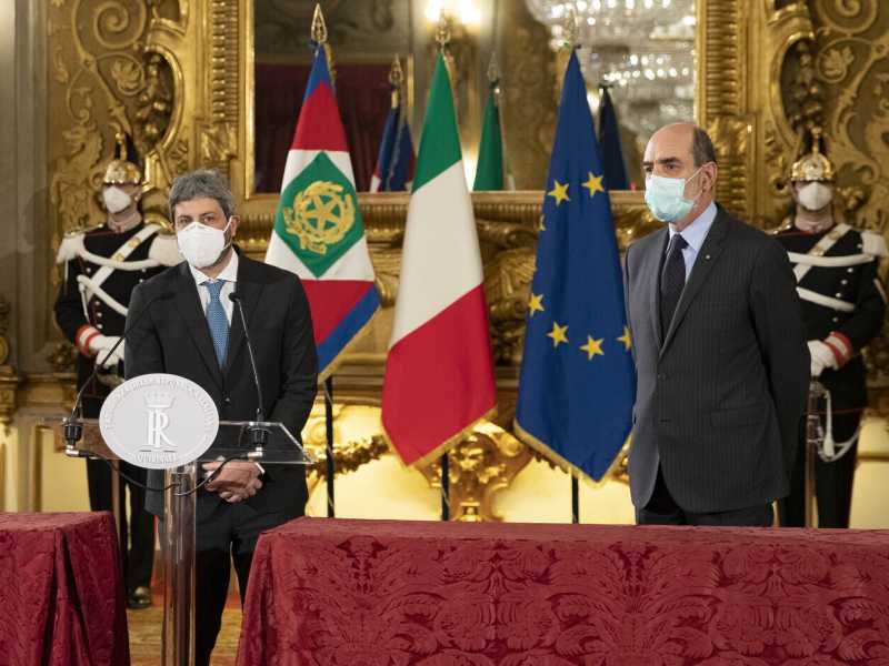 È l'ora degli "esploratori". Fico come Enea. Ma l'unico che viaggia davvero è Renzi (in Arabia)