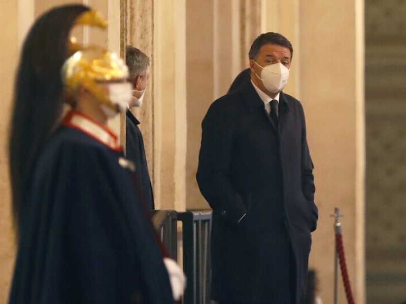 Renzi allunga la crisi, ammicando al Cav. e sperando in Ursula