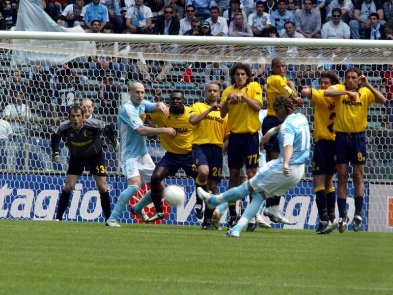 Una punizione d'altri tempi: Sinisa Mihajlovic batte un calcio da fermo durante Lazio-Modena nel 2004 (foto LaPresse)&nbsp;<br />