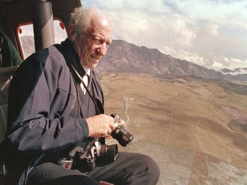 Il vulcanologo francese Haroun Tazieff in una foto del 1985 vicino al vulcano&nbsp;Ruiz, in Colombia (Ansa)<br />