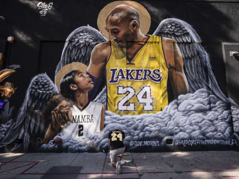 Un murale dedicato a Kobe Bryant e alla figlia Gianna, a Los Angeles (foto LaPresse)