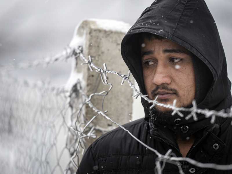 Un migrante nel campo di Lipa, Bosnia (AP Photo/Kemal Softic)<br />