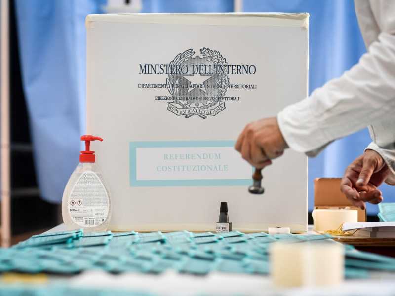 Preparativi nei seggi della Scuola Media Parini di via Solferino per il referendum costituzionale sul taglio dei parlamentari  (Photo Claudio Furlan - LaPresse)