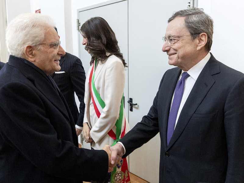 Il M5s alla prova di Draghi. E Renzi lancia l'operazione simpatia: "Dobbiamo convincere i grillini dubbiosi"