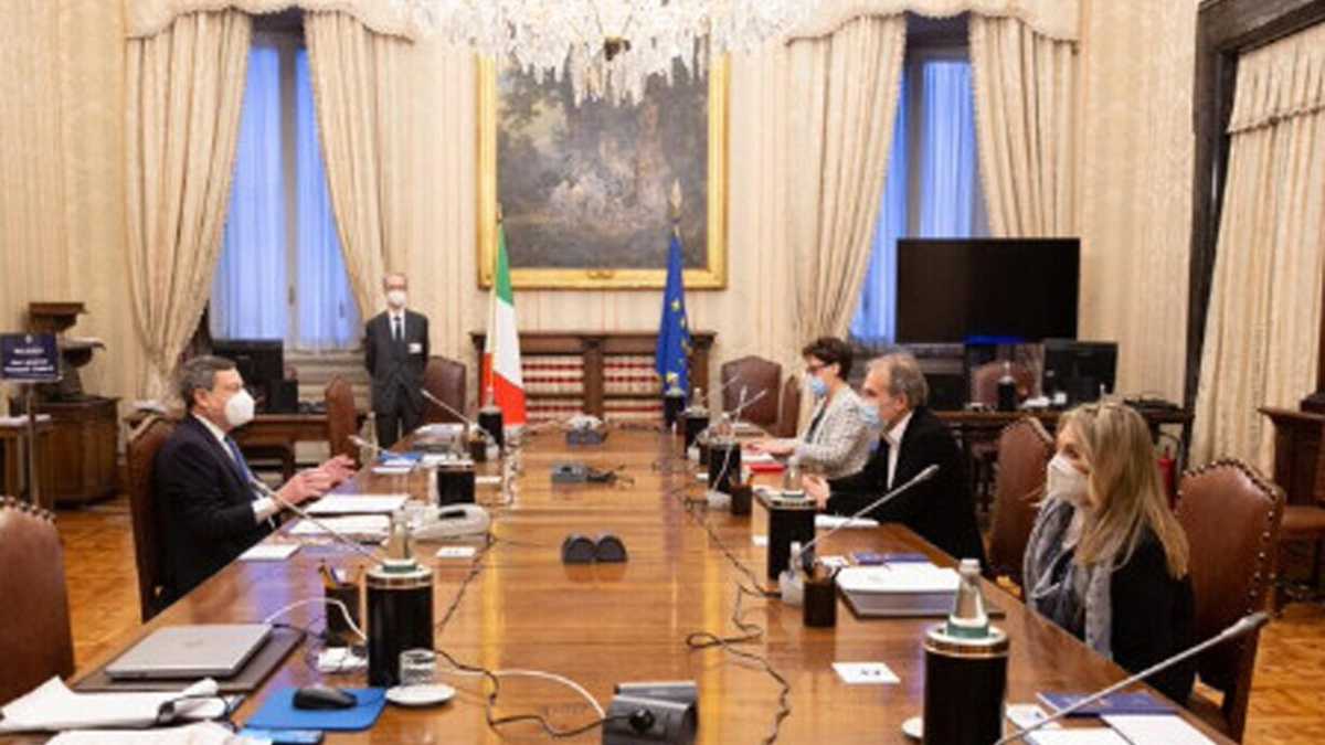 Immagine di Salvini: "Al governo o Grillo o Lega". Di Maio: "Dimostriamo maturità". E Forza Italia apre a Draghi