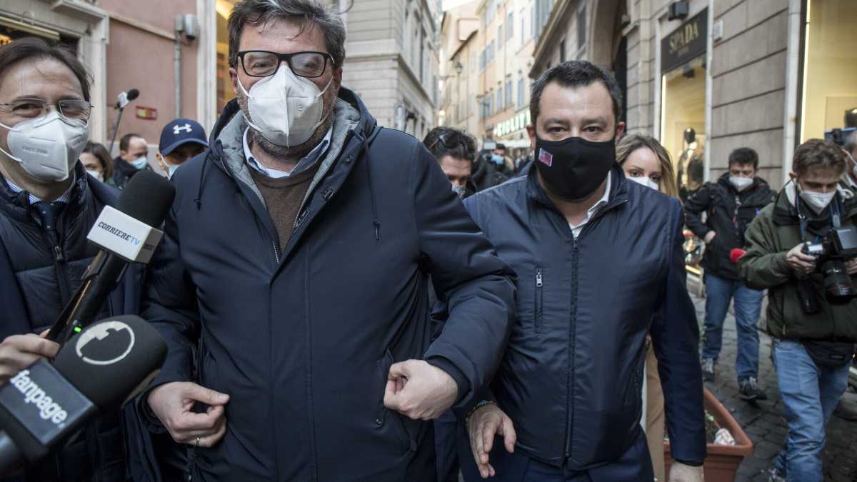 Immagine di Salvini già mezzo fuori. Mentre fa l'Amleto, Draghi fa il governo