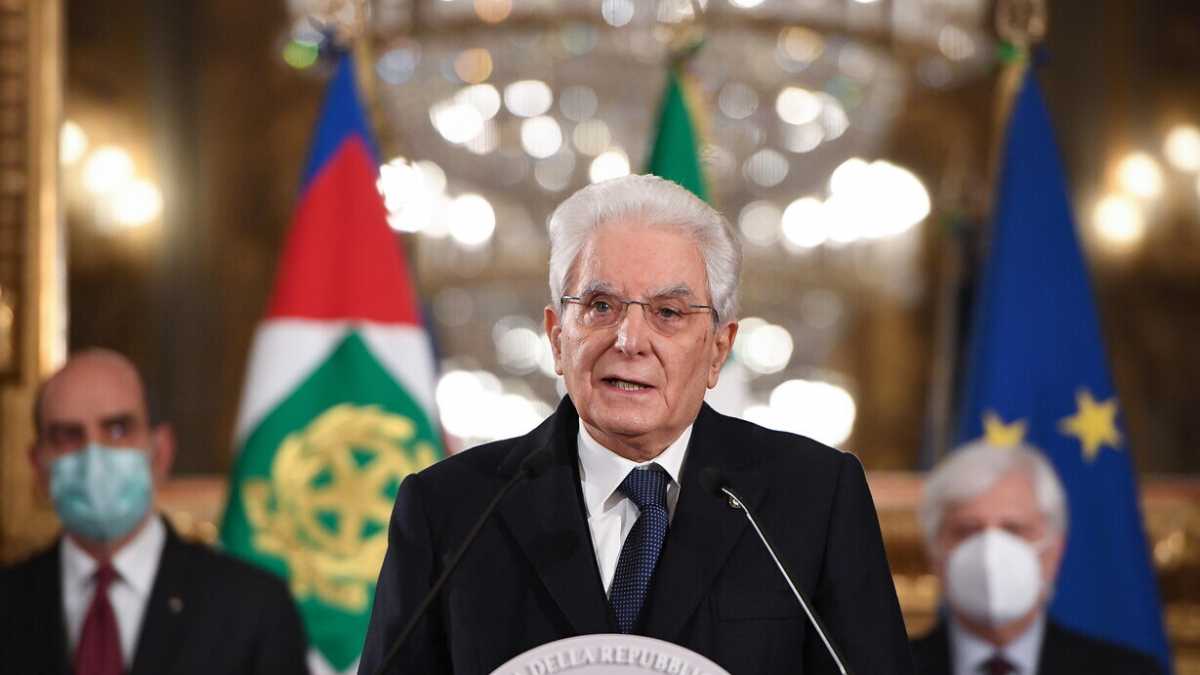 Immagine di Mattarella cambia marcia al Parlamento. “First reaction: choc!”