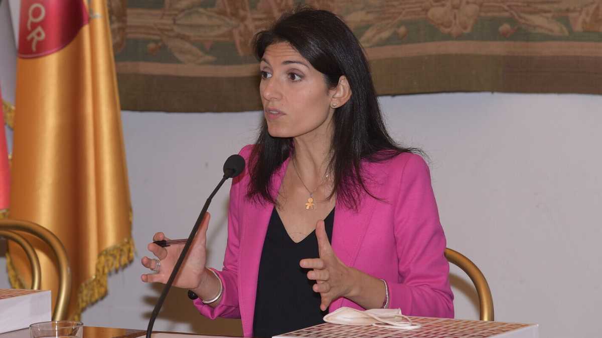 Immagine di Raggi al Foglio: "Rompiamo gli schemi, il M5s apra a Draghi"