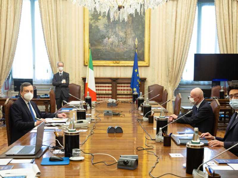 "E così umano". I timori fantozziani e Draghi. Che prende appunti: vi ascolto