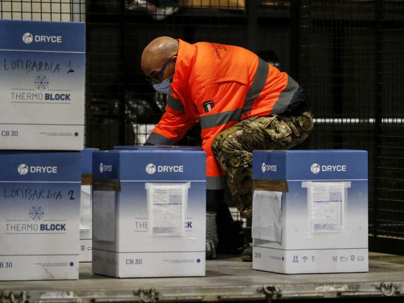 &nbsp;Arrivo dei vaccini per il Covid 19 all&rsquo;aeroporto militare di Pratica di Mare (LaPresse)<br />