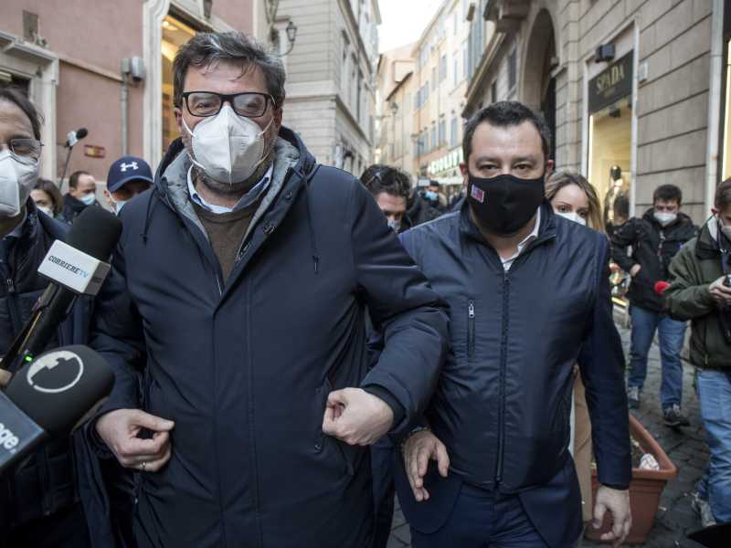 Salvini già mezzo fuori. Mentre fa l'Amleto, Draghi fa il governo