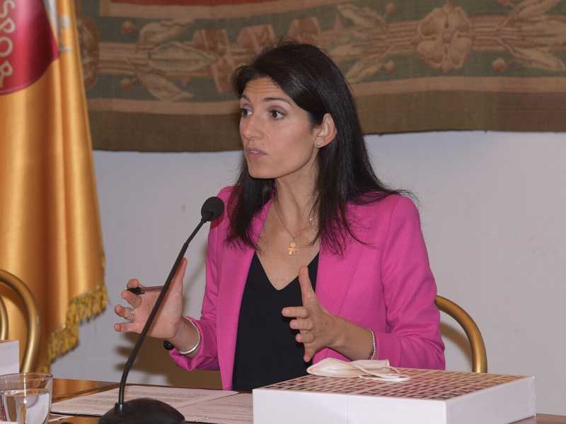 Raggi al Foglio: "Rompiamo gli schemi, il M5s apra a Draghi"