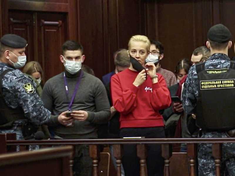 Yulia Navalnaya indossa una felpa scarlatta nell'aula del tribunale che ha condannato suo marito (foto AP)<br />