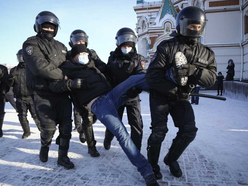In Russia ora chi protesta non prende più una multa, finisce in carcere, in condizioni tremende