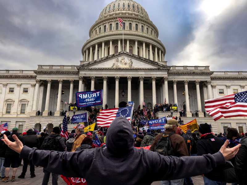 Manifestanti fuori e dentro Capitol Hill il 6 gennaio scorso (Brent Stirton/Getty Images)<br />