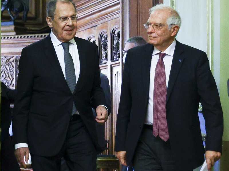 Da sinistra: il ministro degli Esteri russo, Sergei Lavrov e l’Alto rappresentante per la politica estera Ue, Josep Borrell (LaPresse) <br />