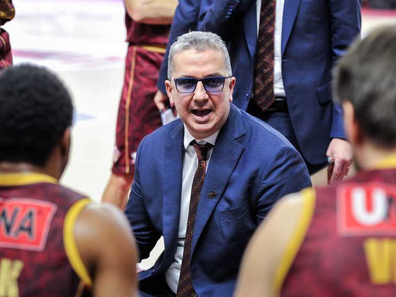 <span class="gwt-InlineHTML kpm3-ContentLabel">Coach Walter De Raffaele durante un timeout (foto Facebook: Umana Reyer Venezia)</span>