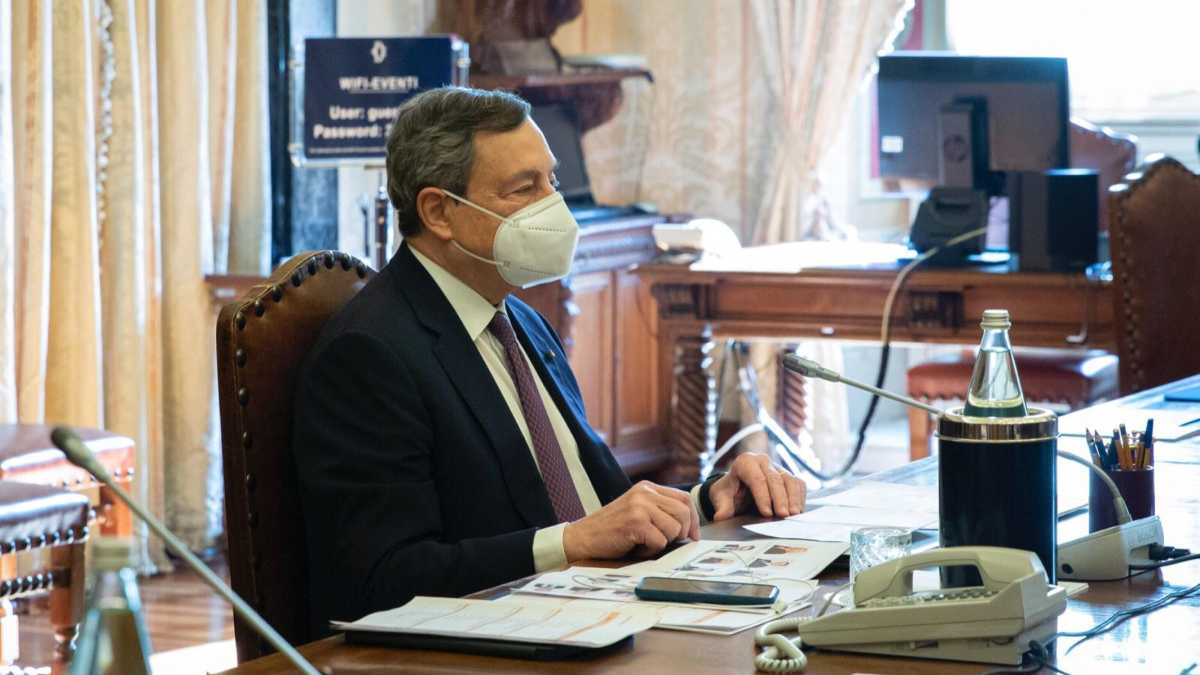 Immagine di Draghi immerso nel "facciario" dei parlamentari è la prova che la fama che vi regalano i social è farlocca