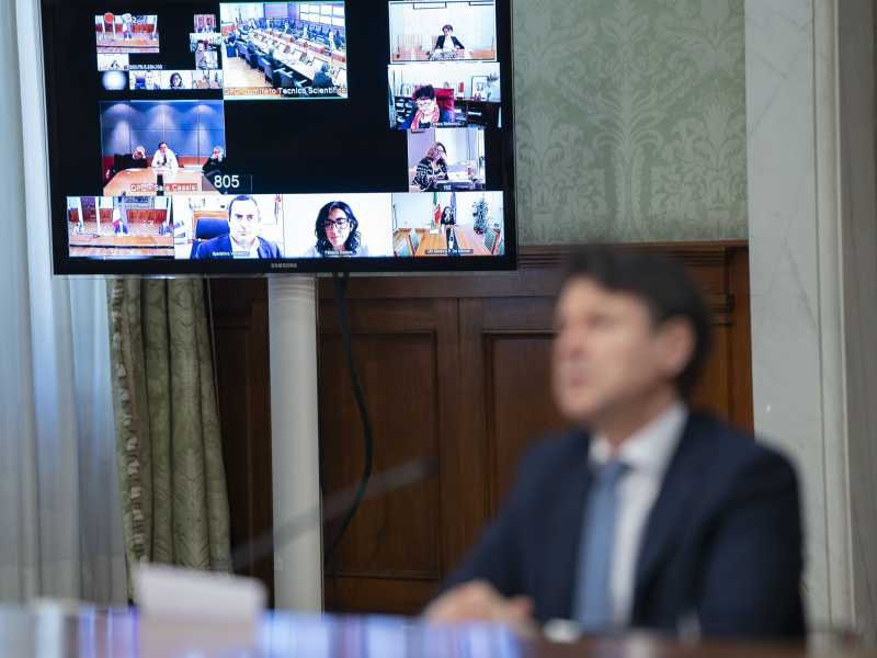 Giuseppe Conte in video conferenza con il comitato tecnico scientifico (aprile 2020). Foto LaPresse&nbsp;<br />