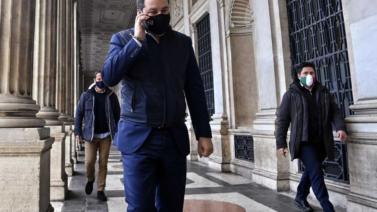 Immagine di Salvini si piega al vincolo esterno