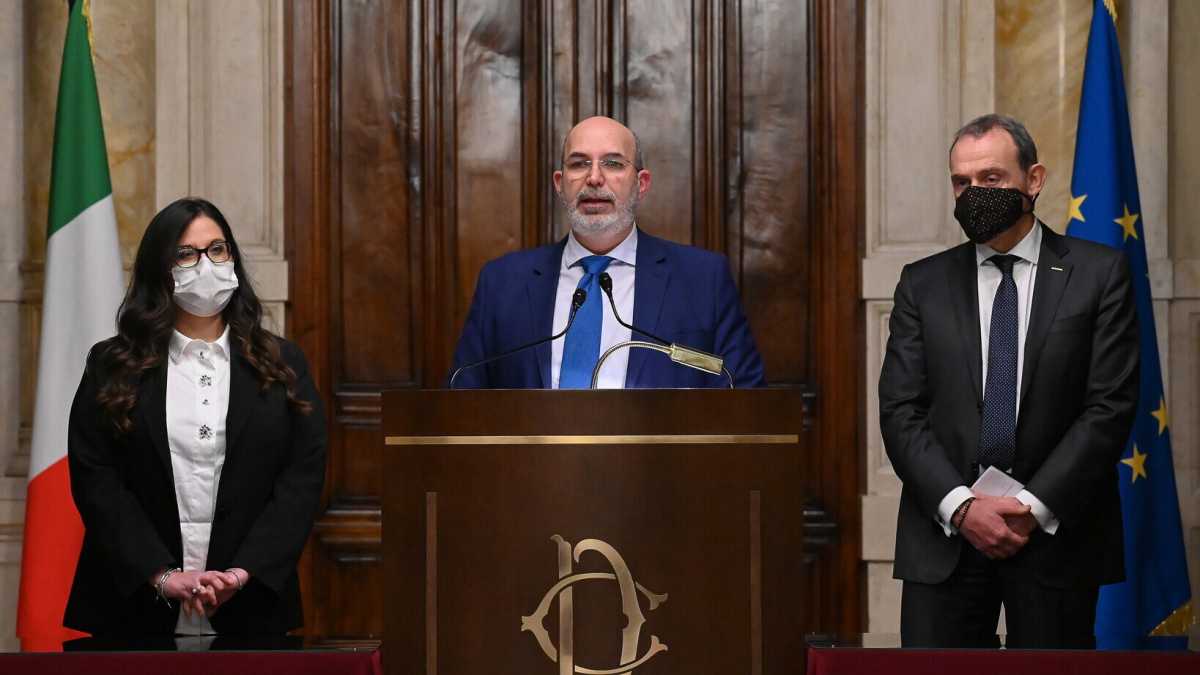 Immagine di Il M5s indeciso è a un passo dalla scissione. Dibba vota no
