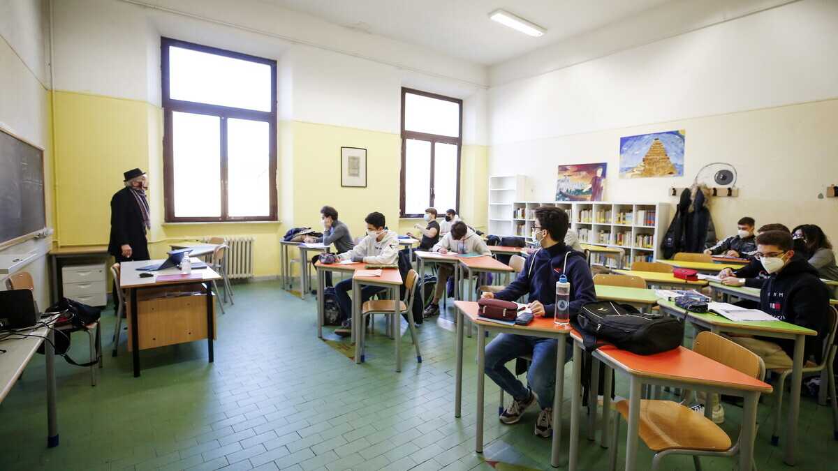 Immagine di Vaccinare subito i docenti. La rivoluzione sulla scuola che ha in mente Draghi