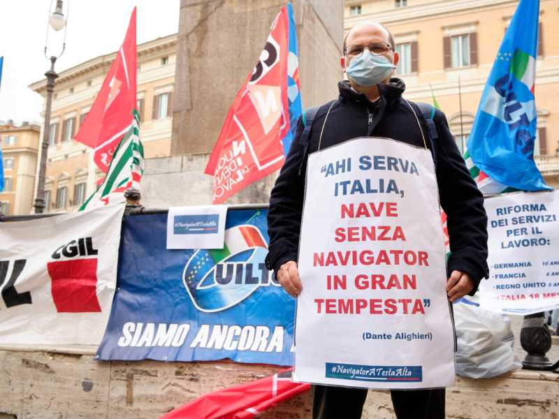 Dalla crisi di governo a quella dei navigator. E c'è chi dice "Non legate il nostro futuro al M5s"
