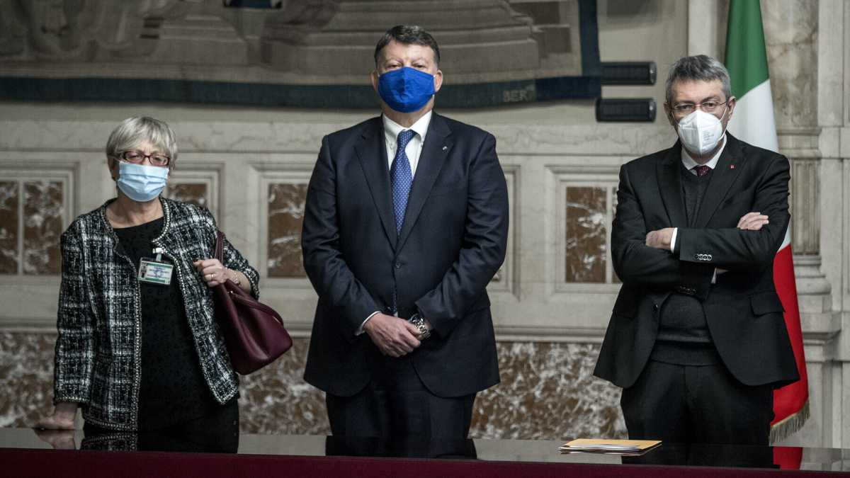 Immagine di L'orecchio di Draghi. Mette d'accordo sindacati e imprenditori. Con il silenzio