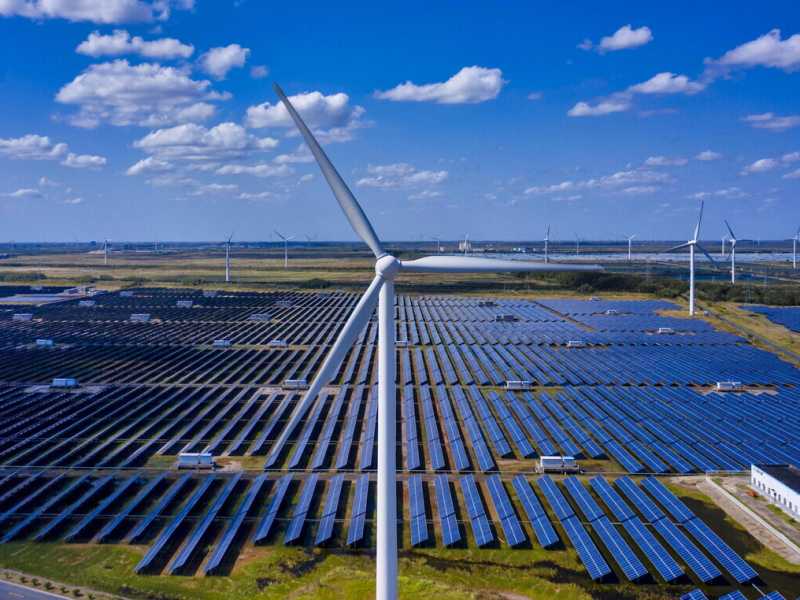 Pannelli solari e pale eoliche, in uno scatto effettuato da un drone (LaPresse)