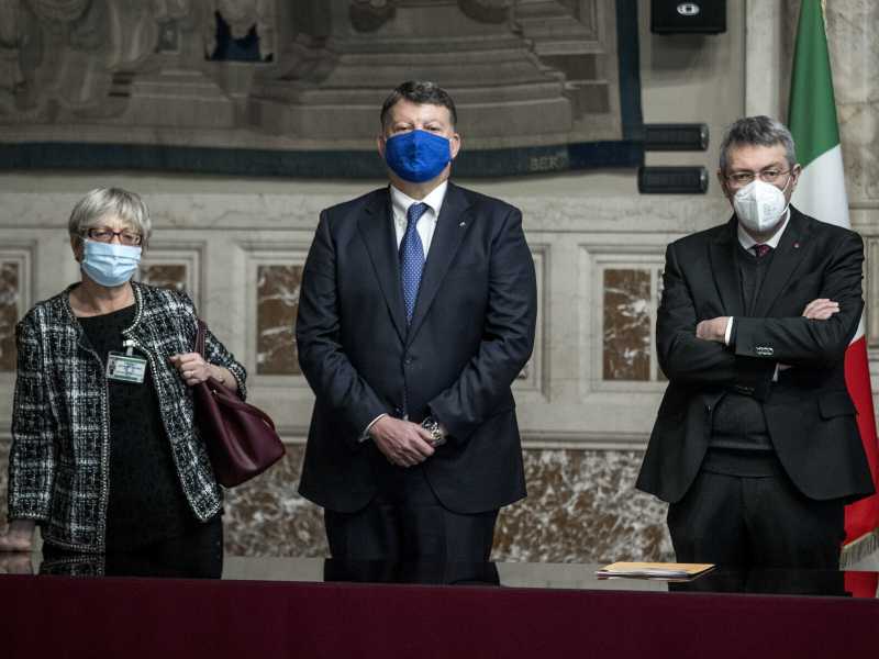 L'orecchio di Draghi. Mette d'accordo sindacati e imprenditori. Con il silenzio