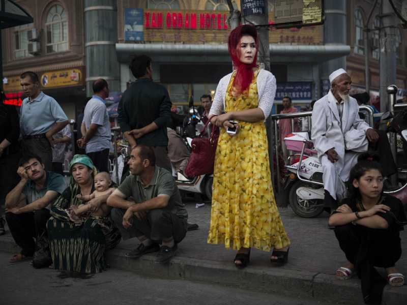 Alla fermata del bus di Kashgar, nel 2014 (Kevin Frayer/Getty Images)<br />