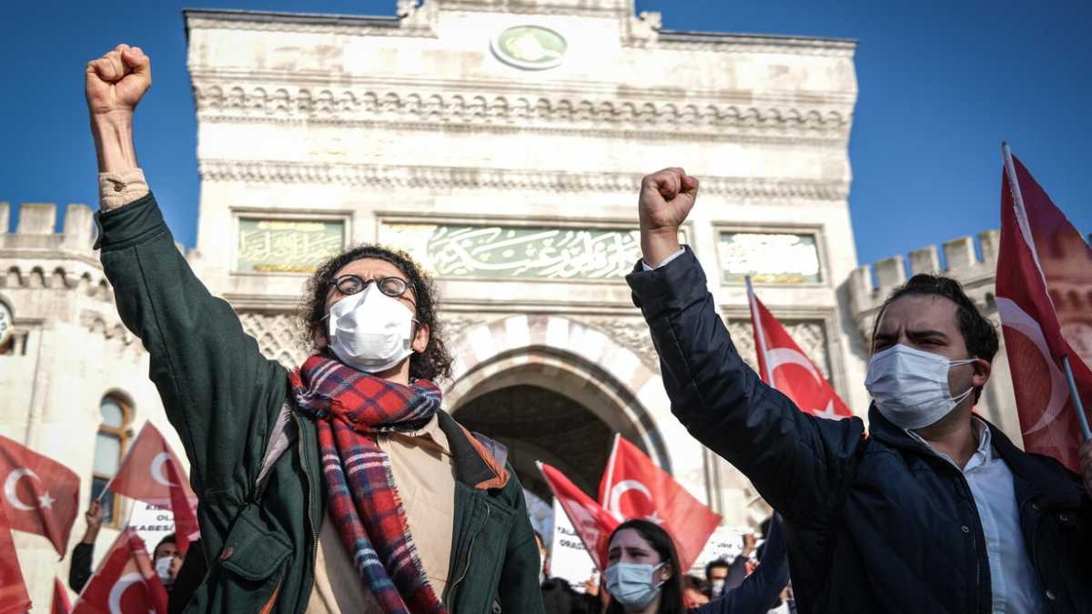 Immagine di Ecco gli universitari (e i loro sostenitori con le padelle) che protestano contro Erdogan