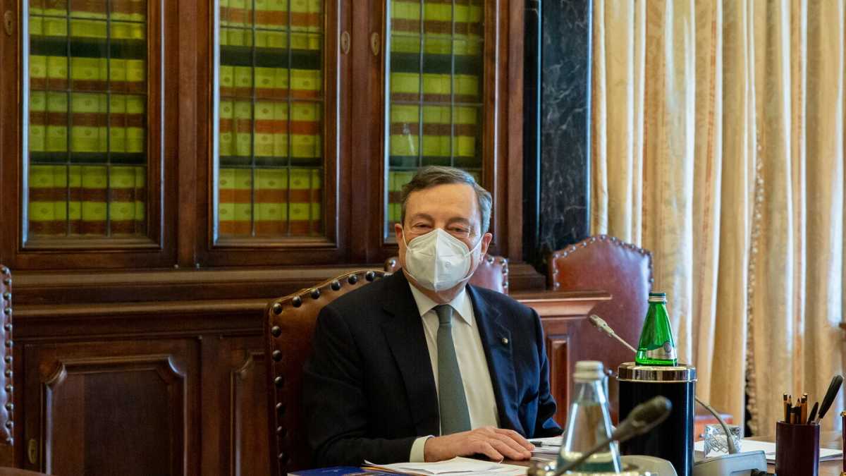 Immagine di Draghi e la resa dei partiti a uno stato di necessità che non permette errori